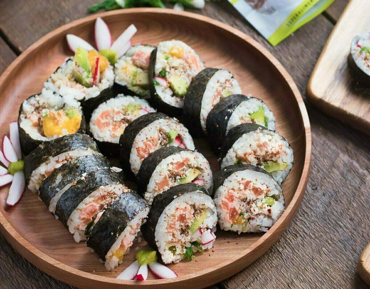 rouleaux de sushis croustillants à la camélines et au saumon