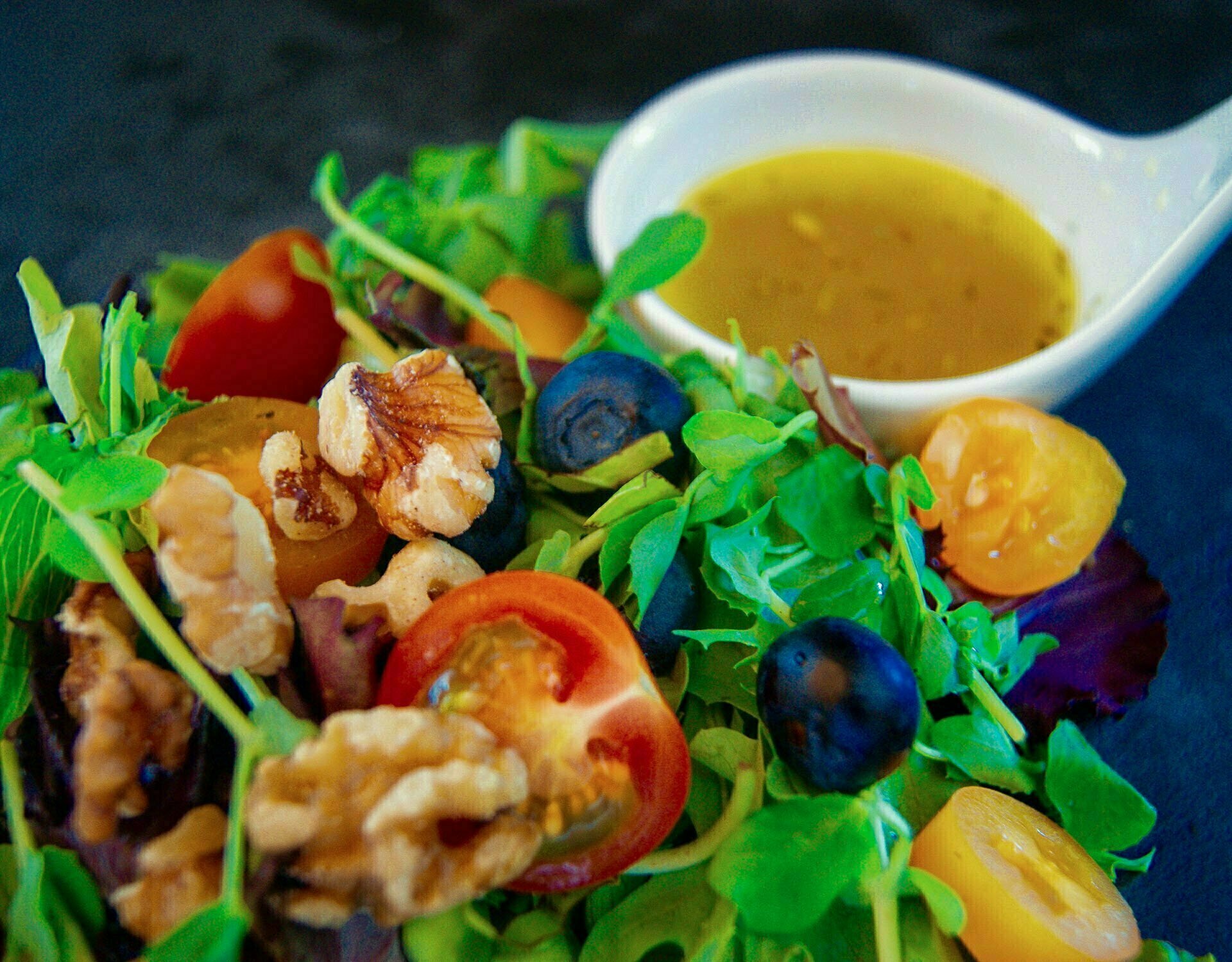 vinaigrette italienne à la caméline sur lit de laitue