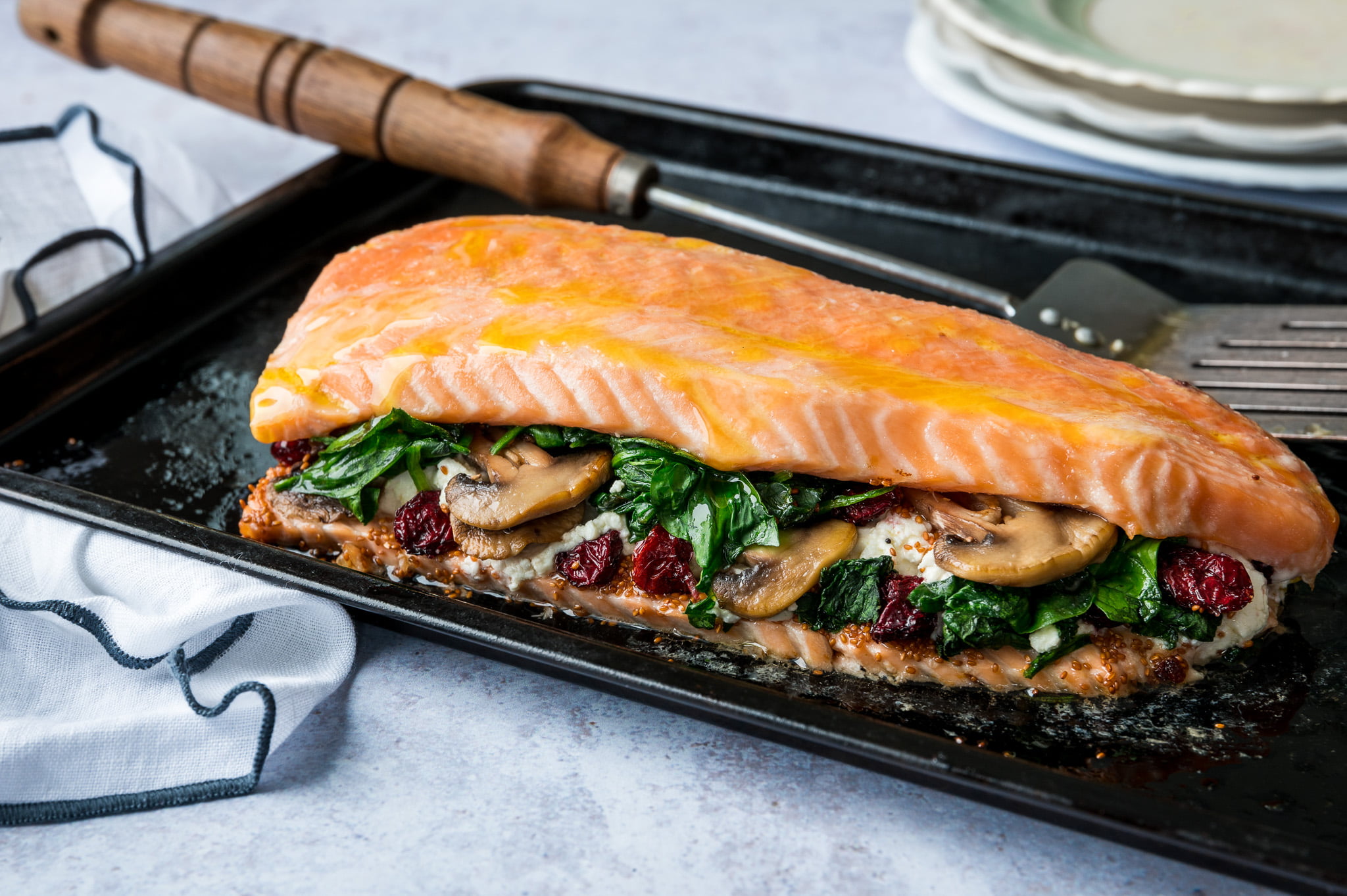 saumon fromage de chèvre, champignons, épinards et caméline