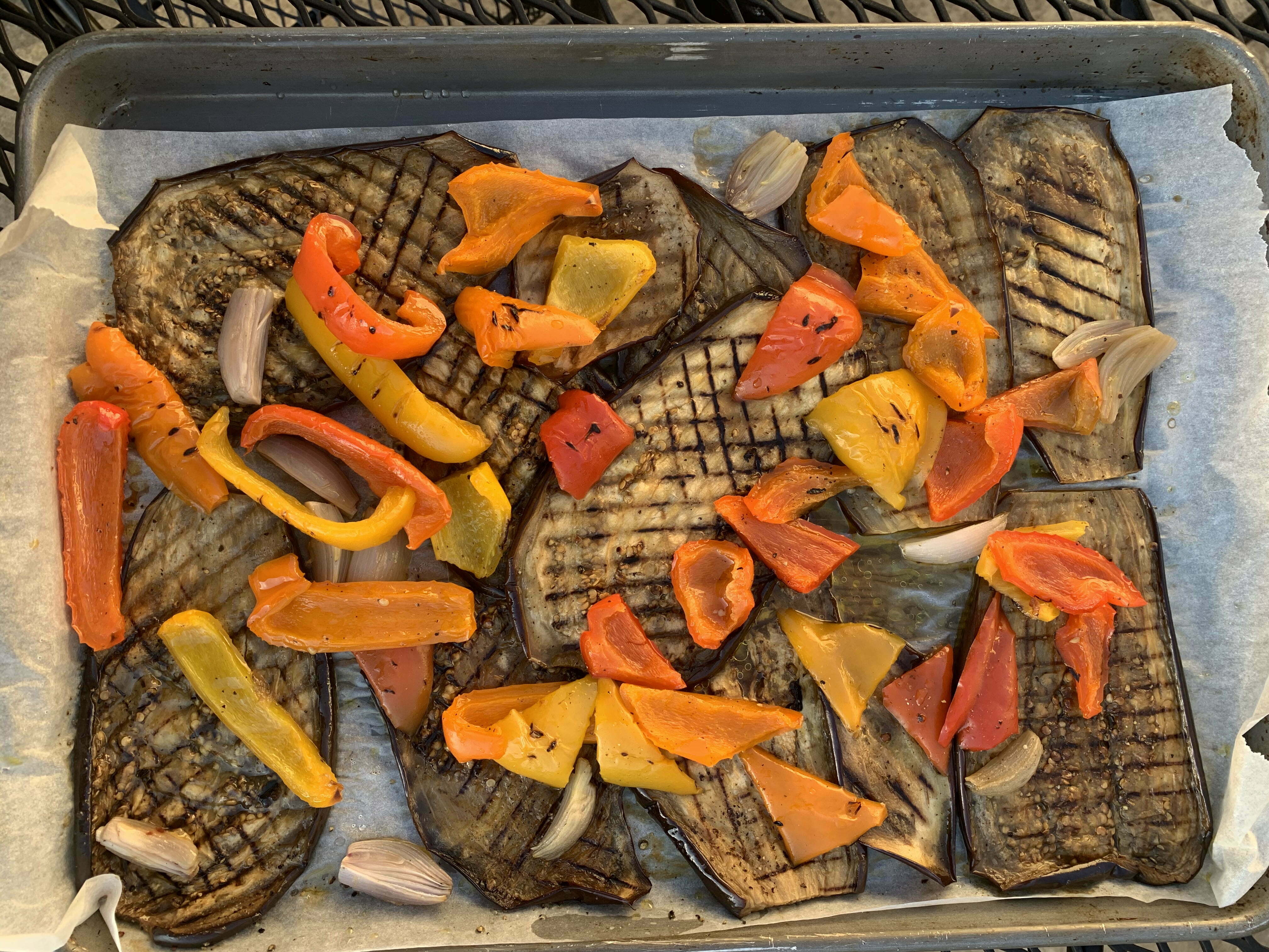légumes grillés bbq sur plaque à la caméline