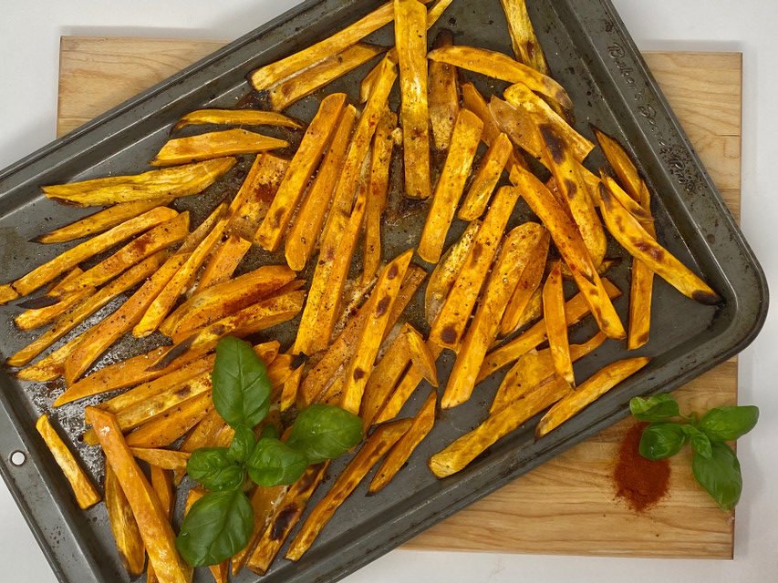 Frites de patates douces sur la plaque avec huile de caméline