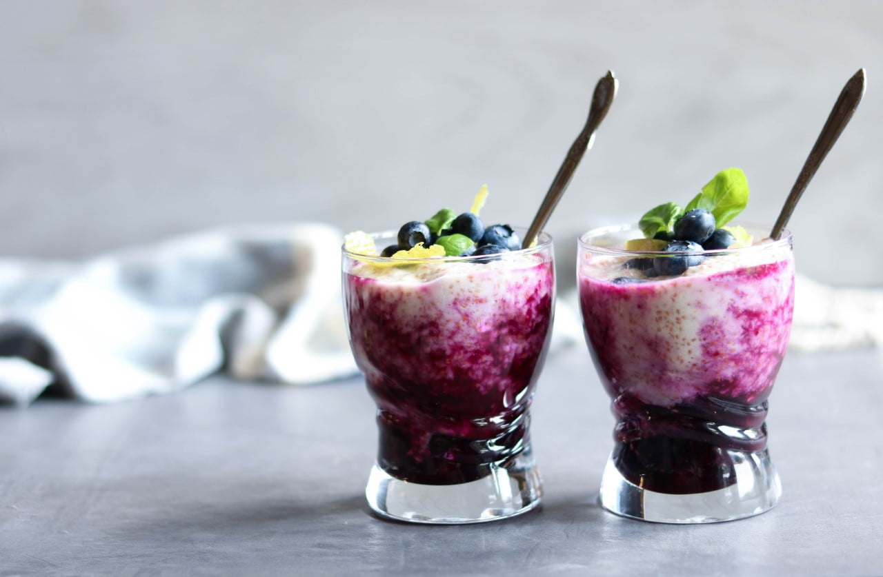 pouding aux bleuets avec caméline dans une verrine