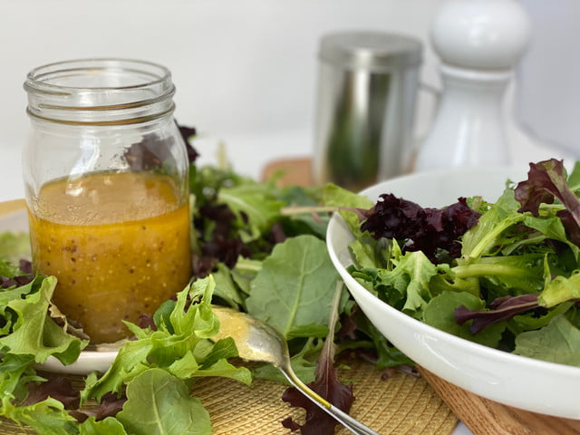 vinaigrette pommes et caméline sur lit de laitue