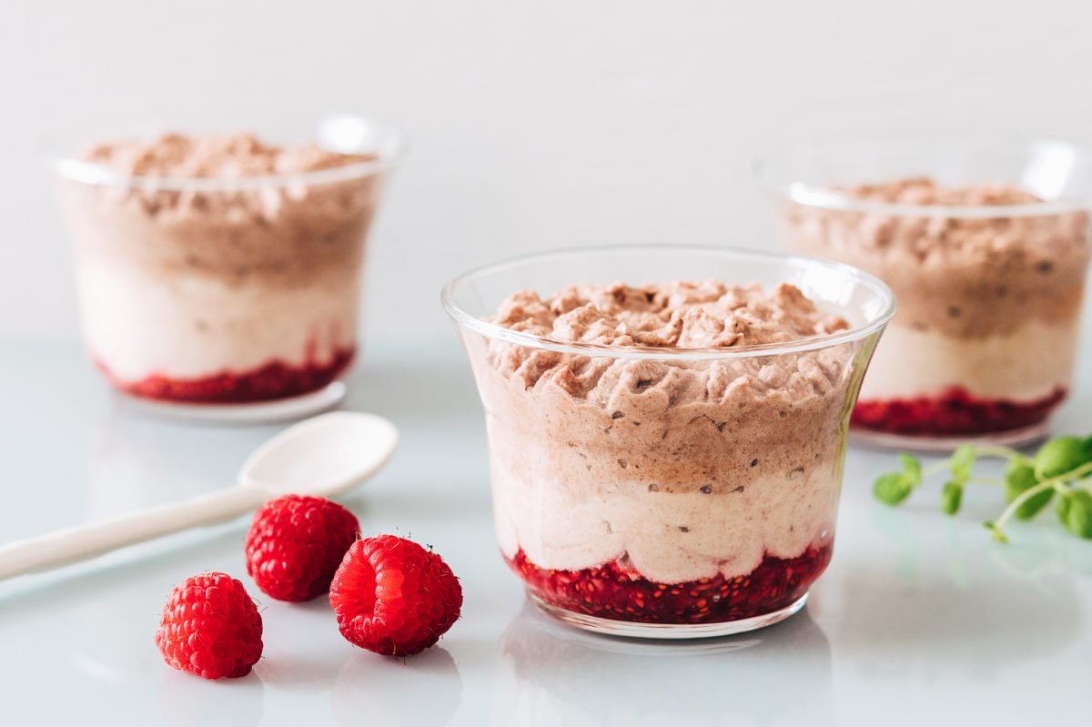mousse aux deux chocolats et à l'huile de caméline dans 3 petits pots en verre