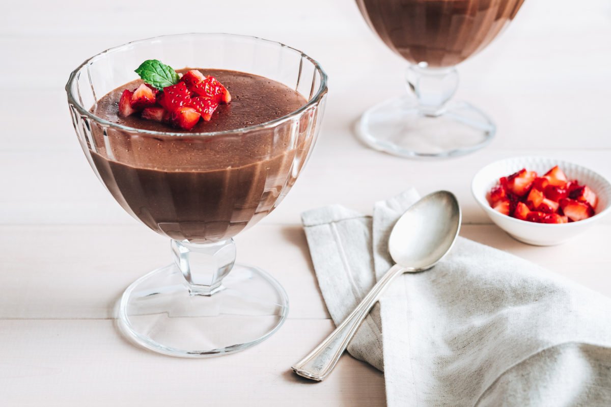 pouding végan au chocolat à la caméline dans un verre à pied