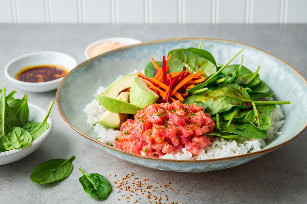 bol poké thon épinards et caméline sur une assiette de riz