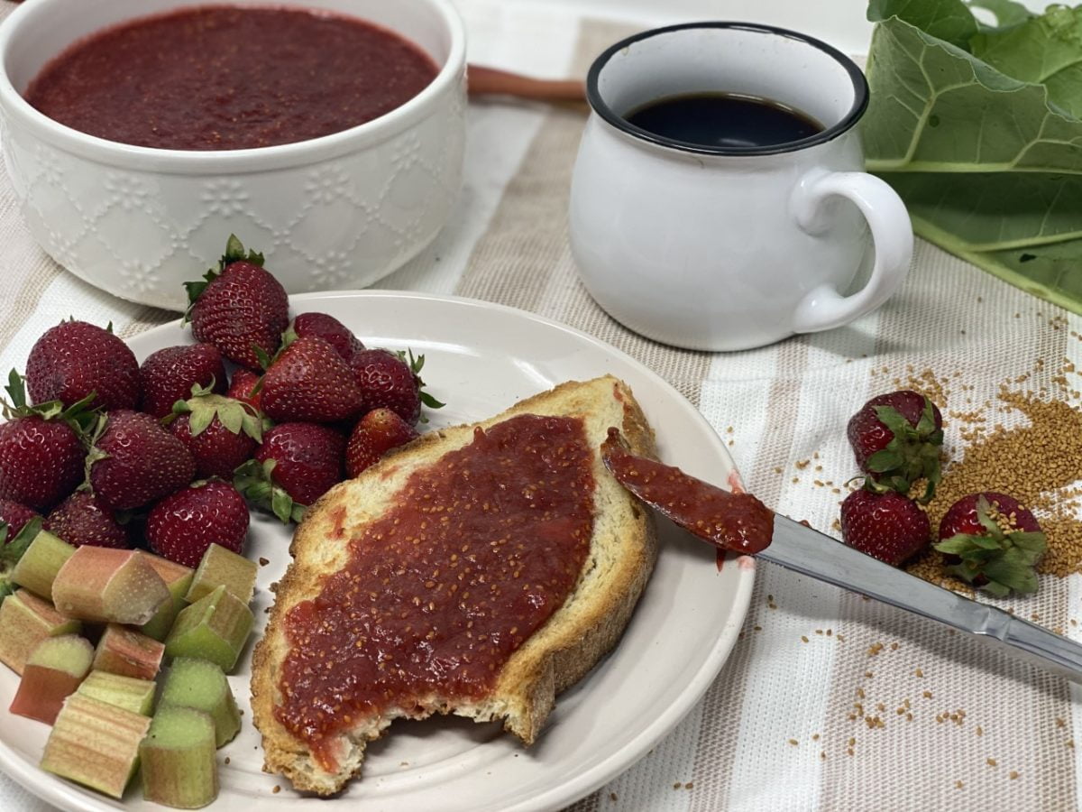 confiture fraises, rhubarbes et graines de caméline