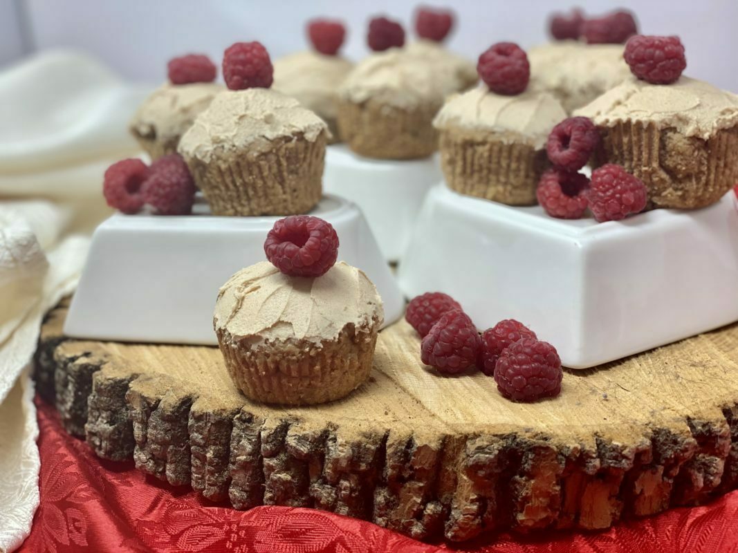 Muffins pain d'épices à la caméline et framboises