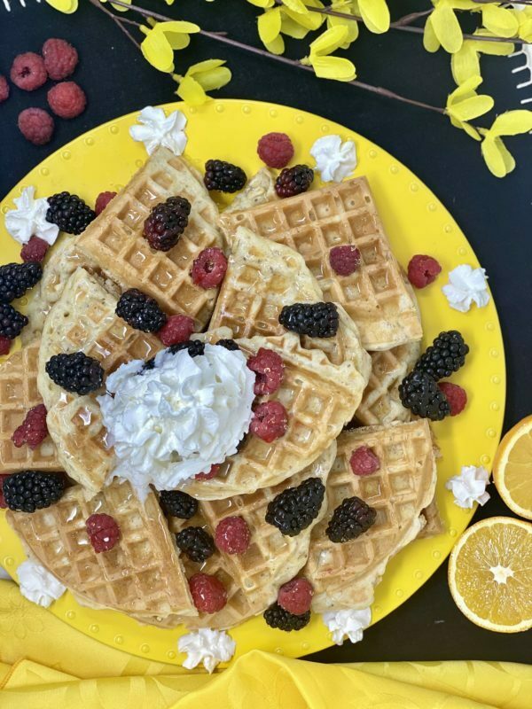 Easy moist waffles with camelina and berries