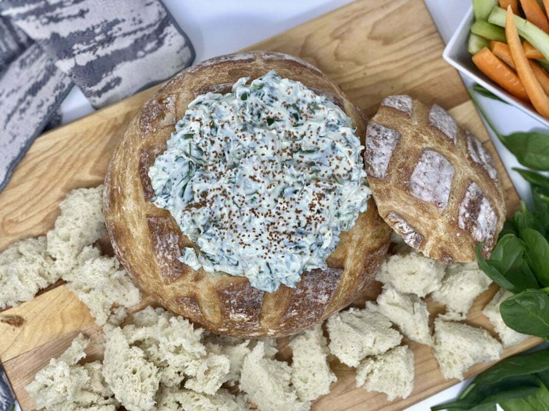 Trempette crémeuse épinards et caméline dans une miche de pain