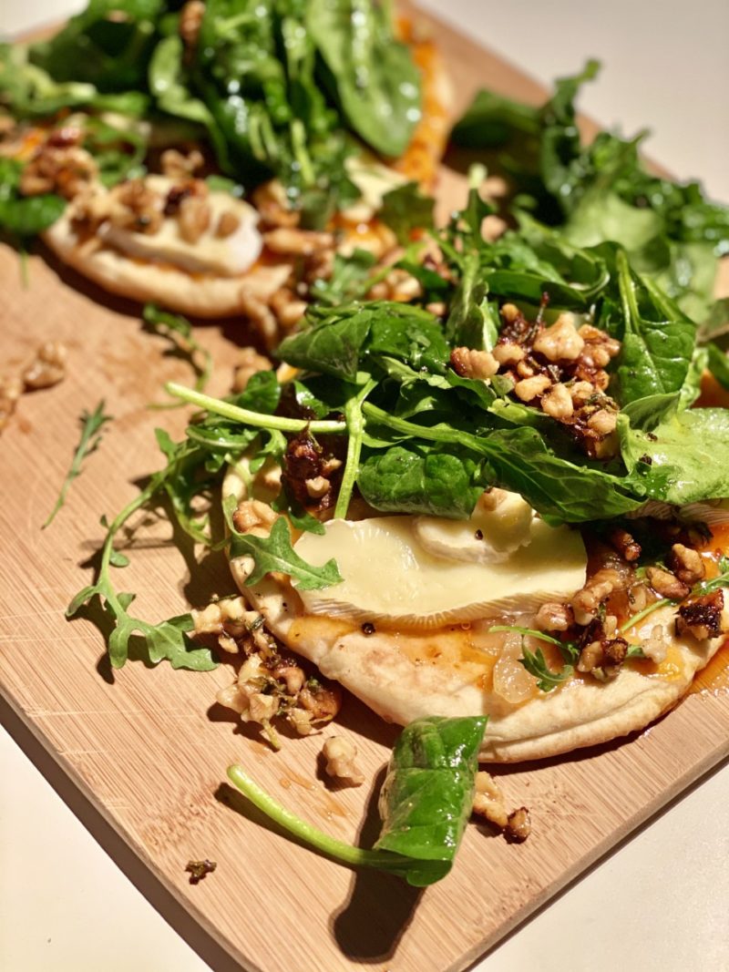 mini-pizzas sucrées salées au brie et miel de caméline