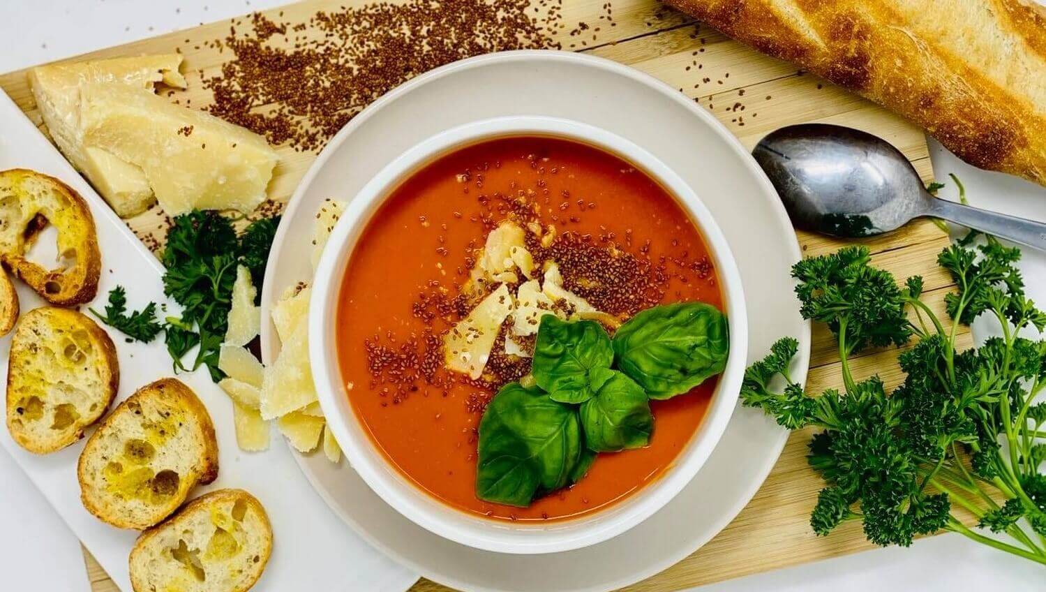 soupe aux tomates avec basilic graines de caméline croûtons et persil