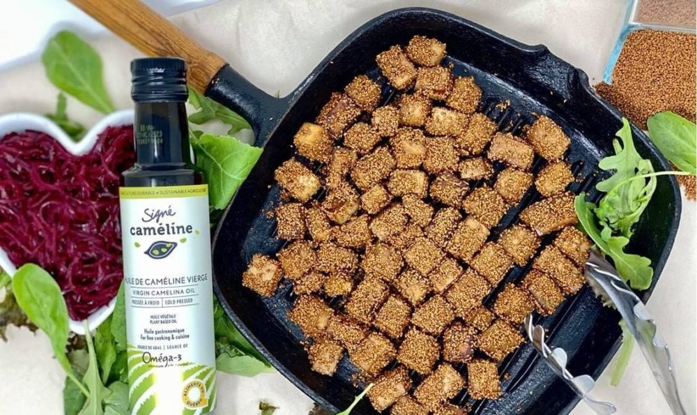 carrés de tofu grillés dans une poêleavec caméline et betteraves