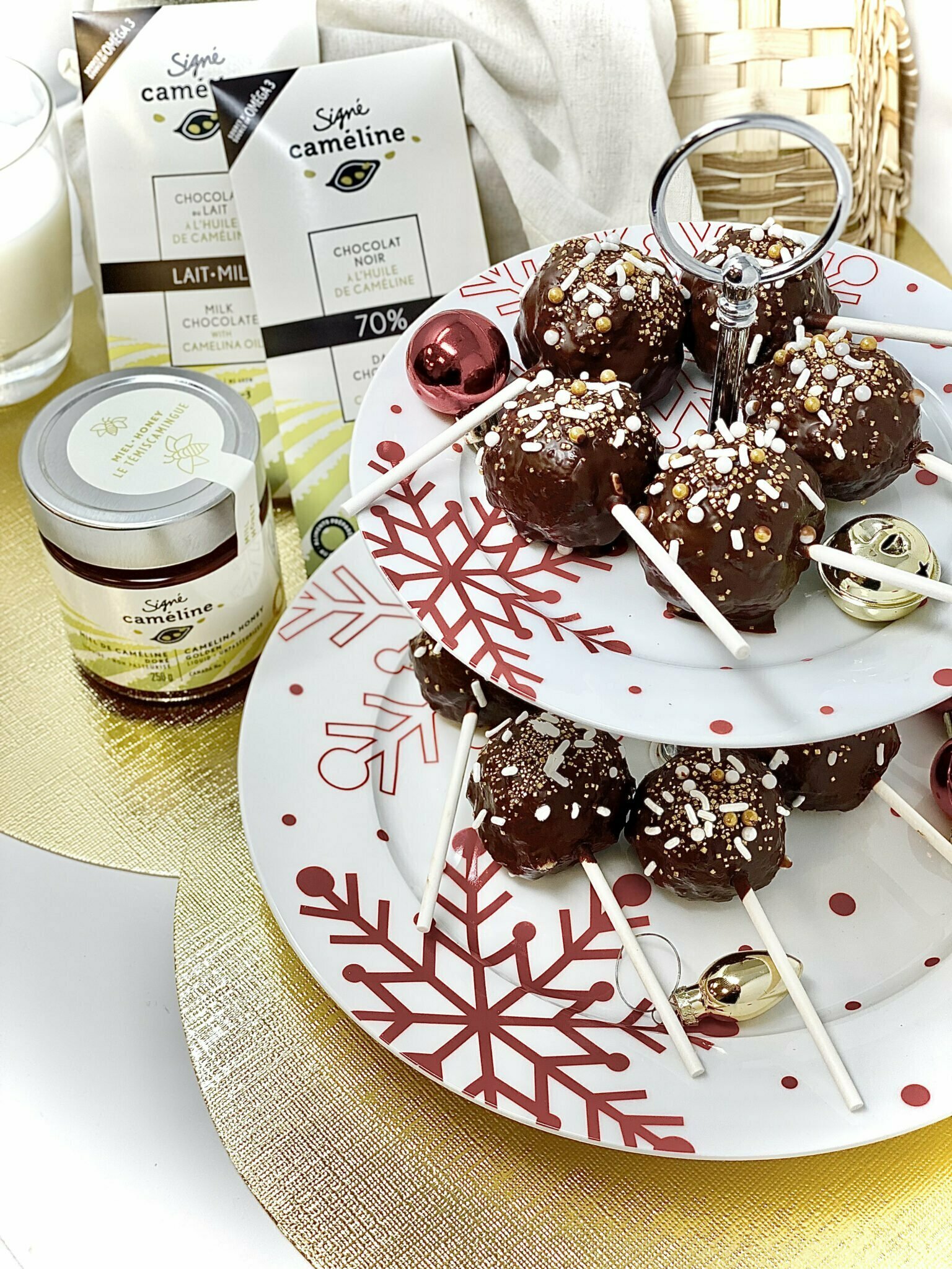 cake pops à la caméline sur plateaux avec bouteille de miel et chocolat à la caméline