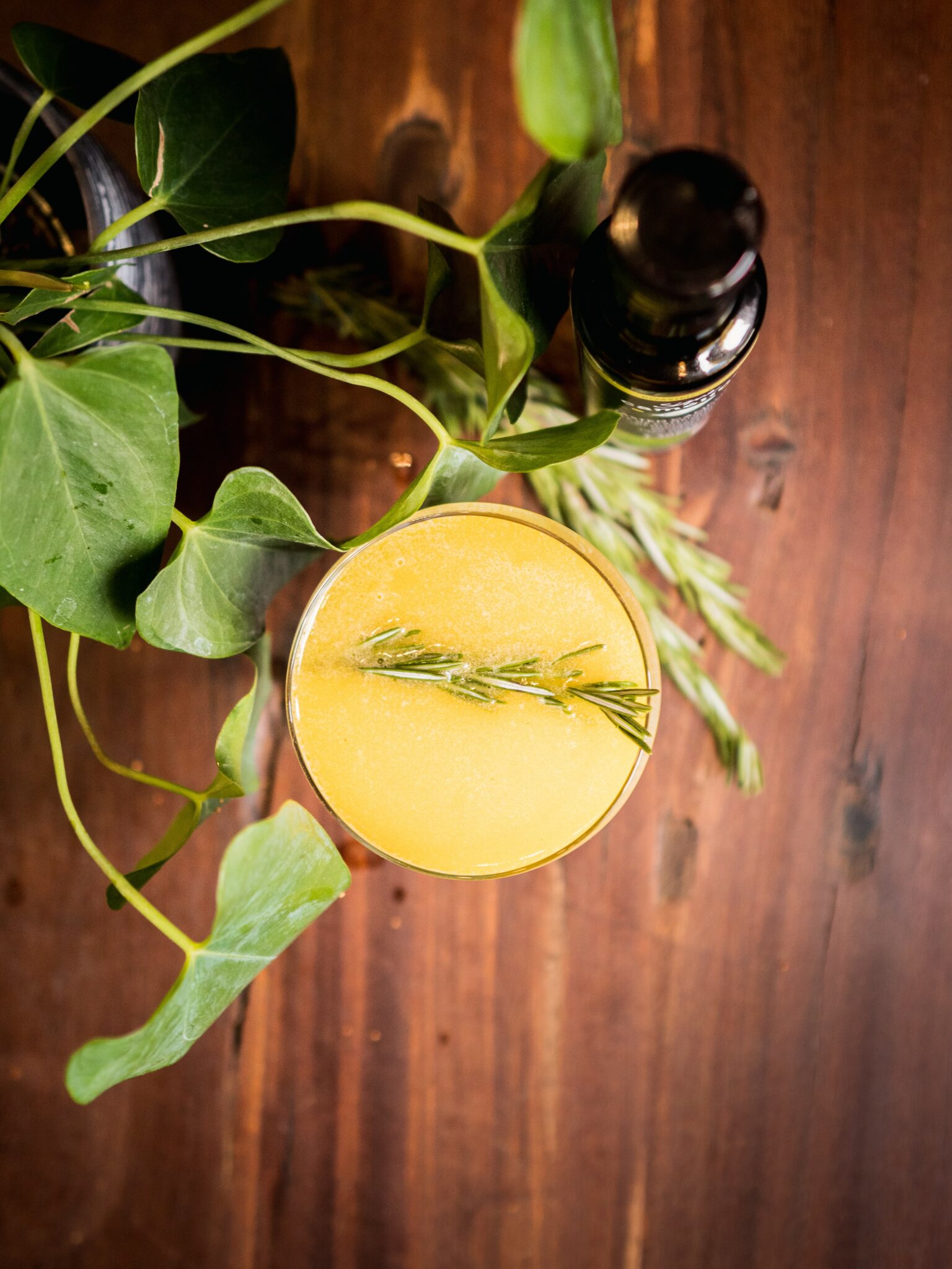 pineapple juice with rosemary and camelina