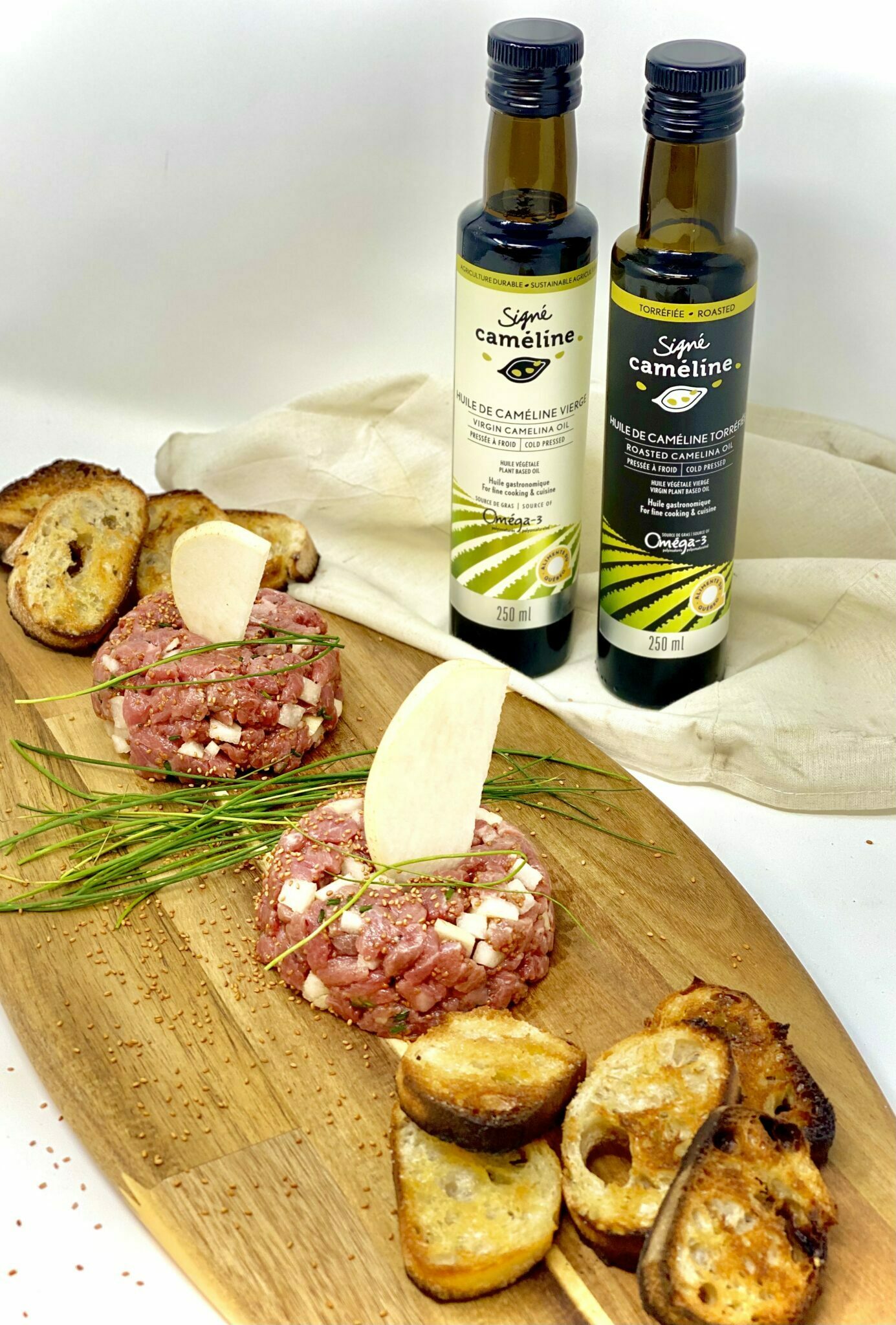 tartare de boeuf et croûtons sur planche de bois