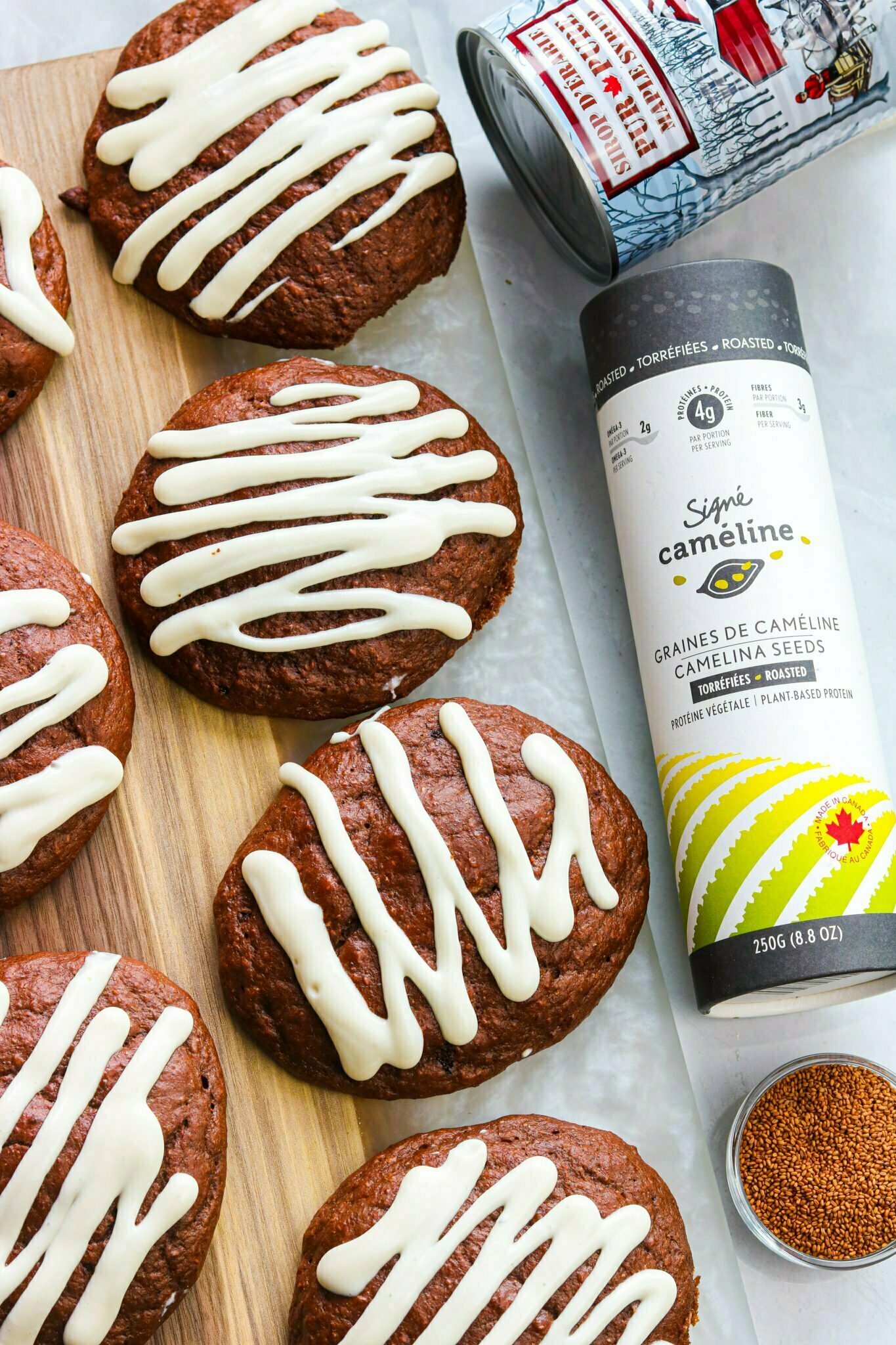 Galettes avec glaçage présentées avec un tube de graines de caméline torréfiées