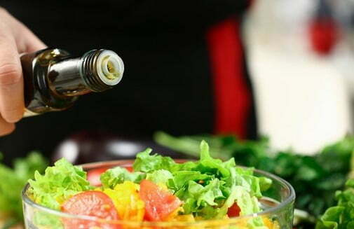 vinaigrette à l'huile de caméline vierge avec salade verte